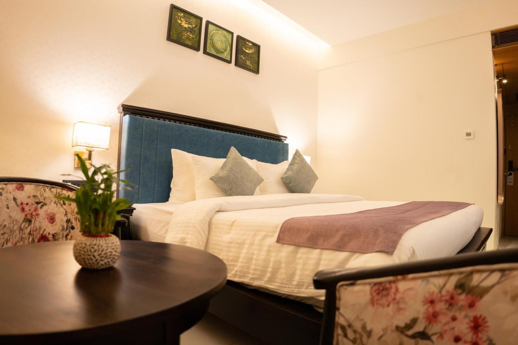 Pride Elite, Daman Hotel Kültér fotó