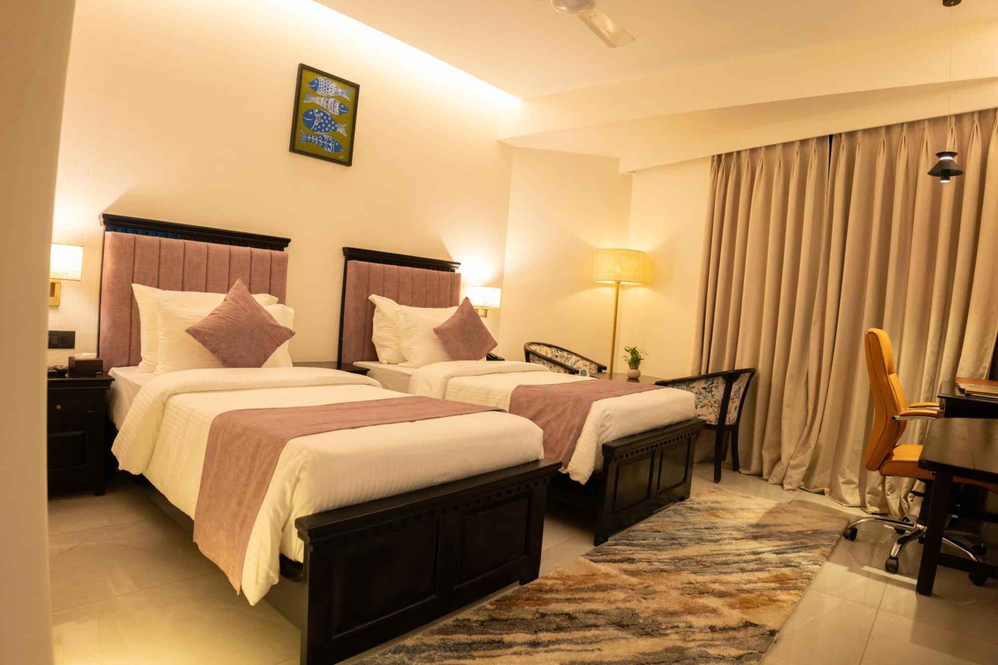 Pride Elite, Daman Hotel Kültér fotó