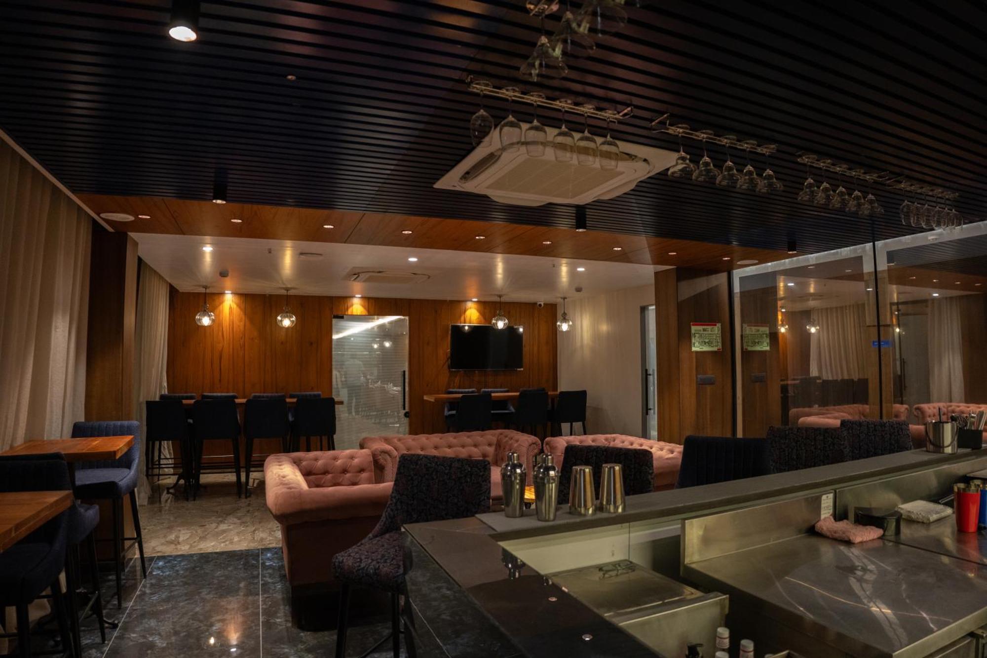 Pride Elite, Daman Hotel Kültér fotó