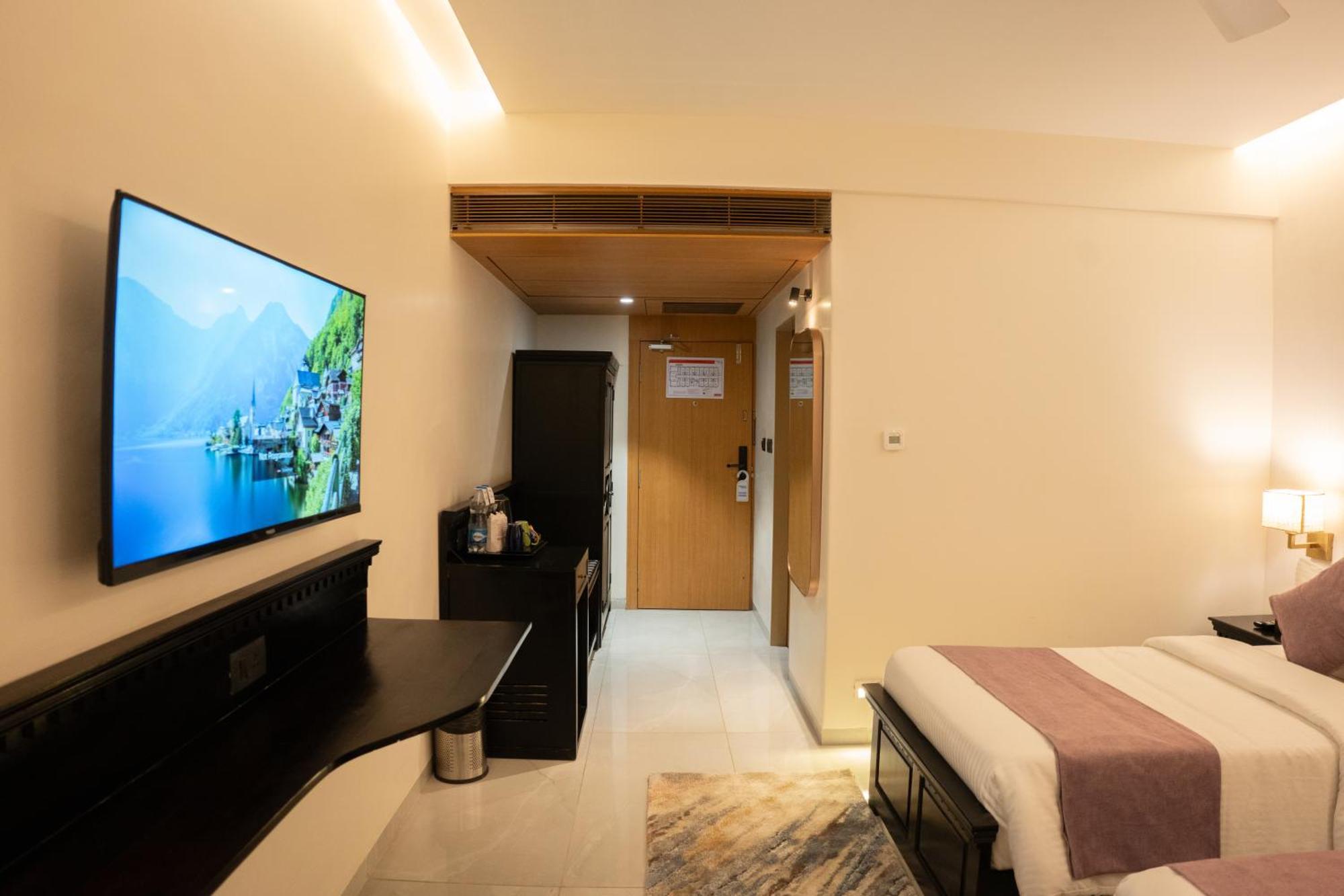 Pride Elite, Daman Hotel Kültér fotó