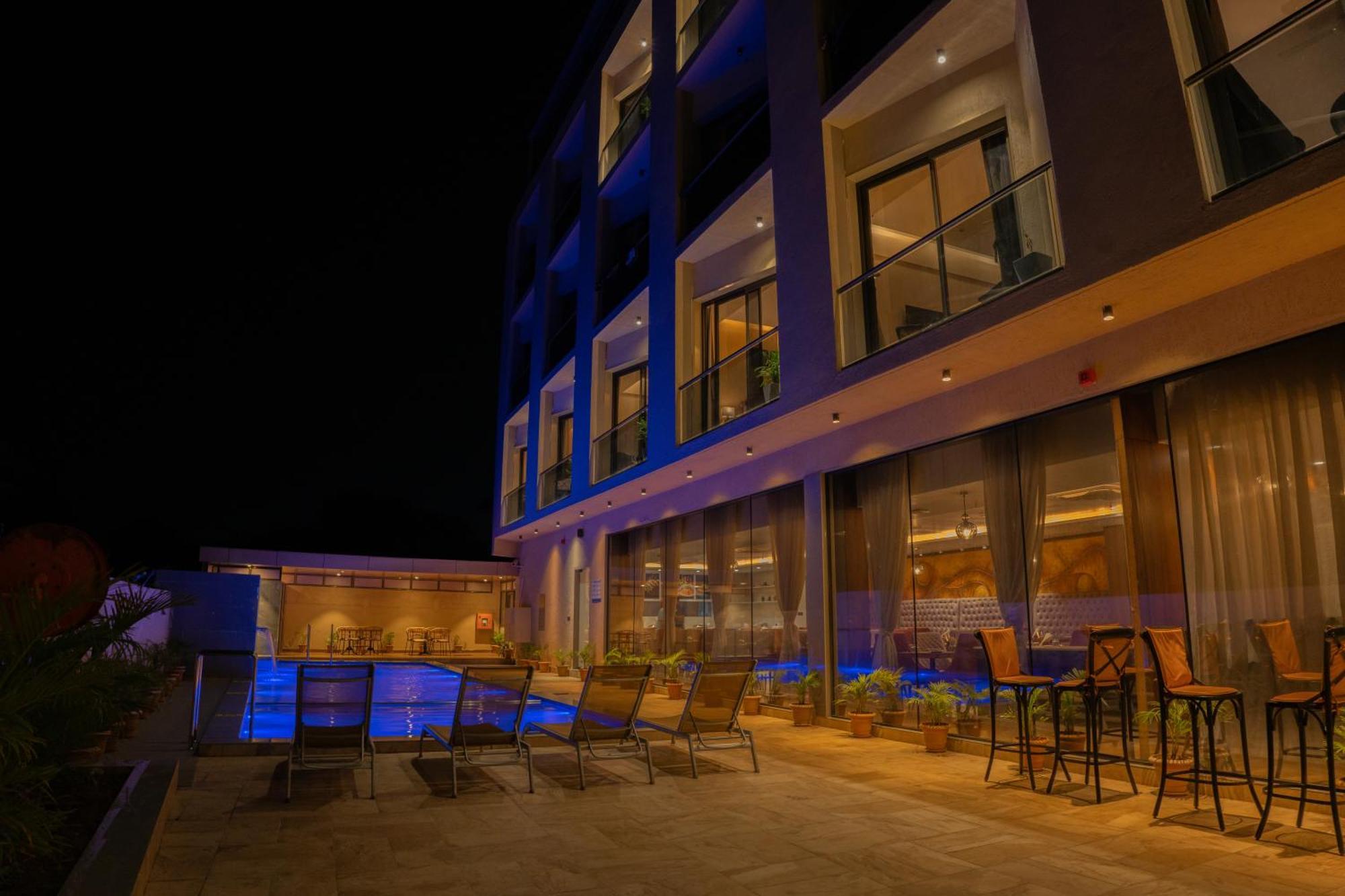 Pride Elite, Daman Hotel Kültér fotó