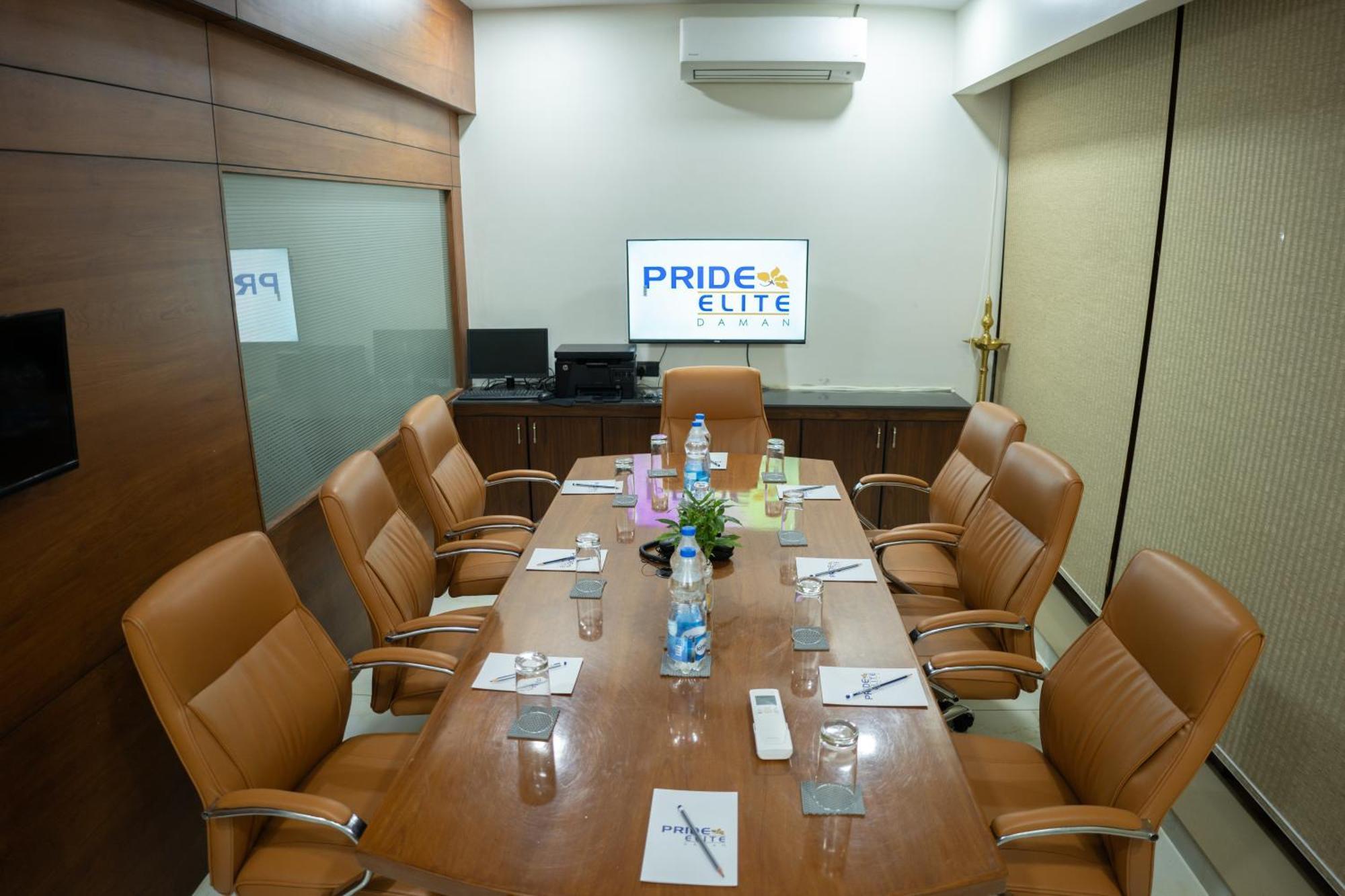Pride Elite, Daman Hotel Kültér fotó