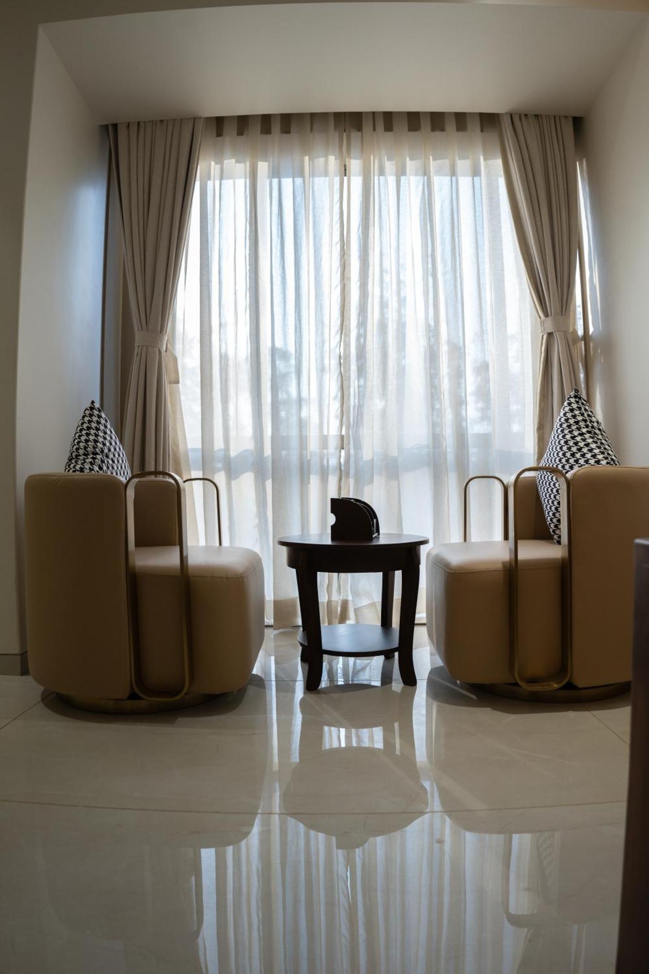 Pride Elite, Daman Hotel Kültér fotó