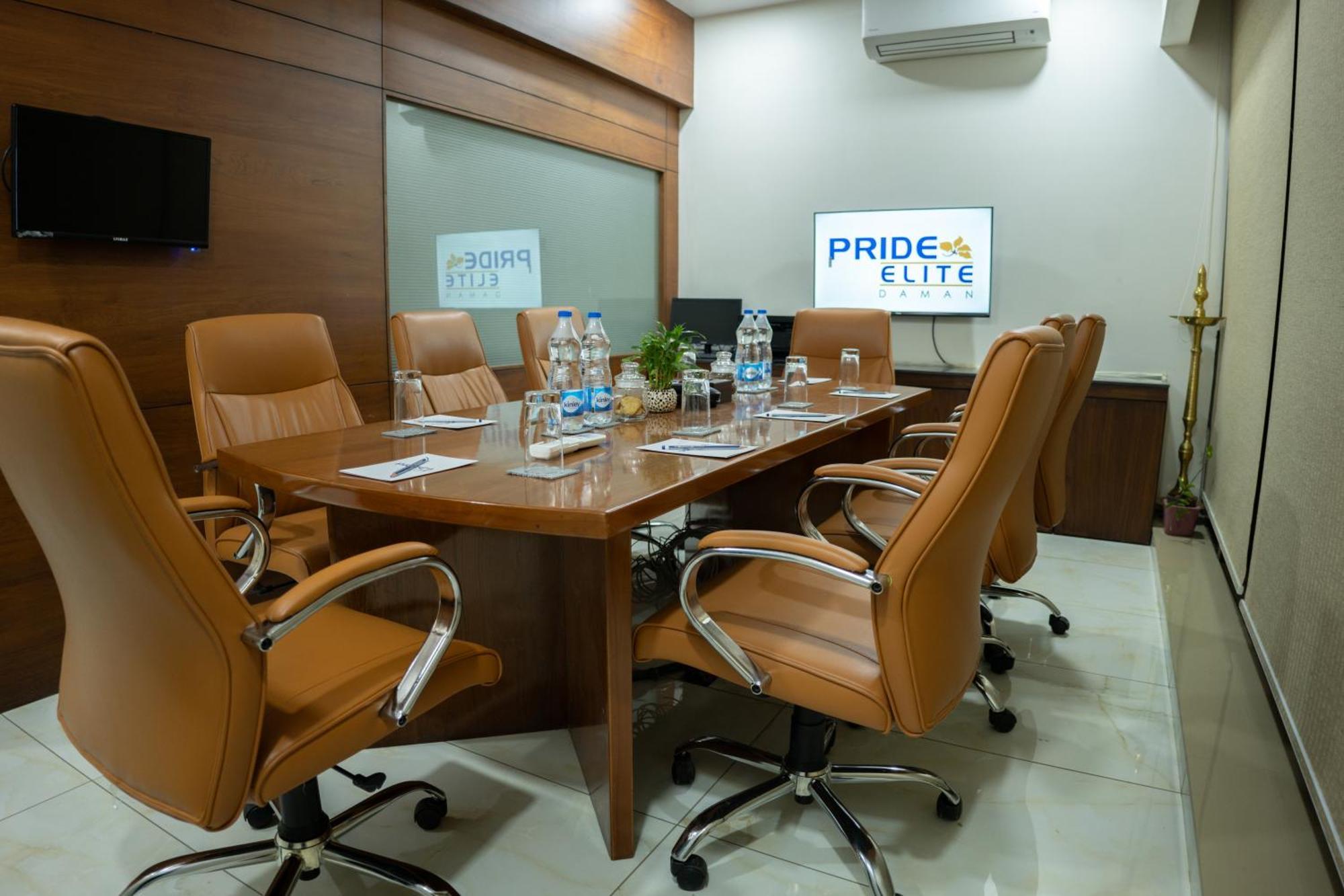 Pride Elite, Daman Hotel Kültér fotó