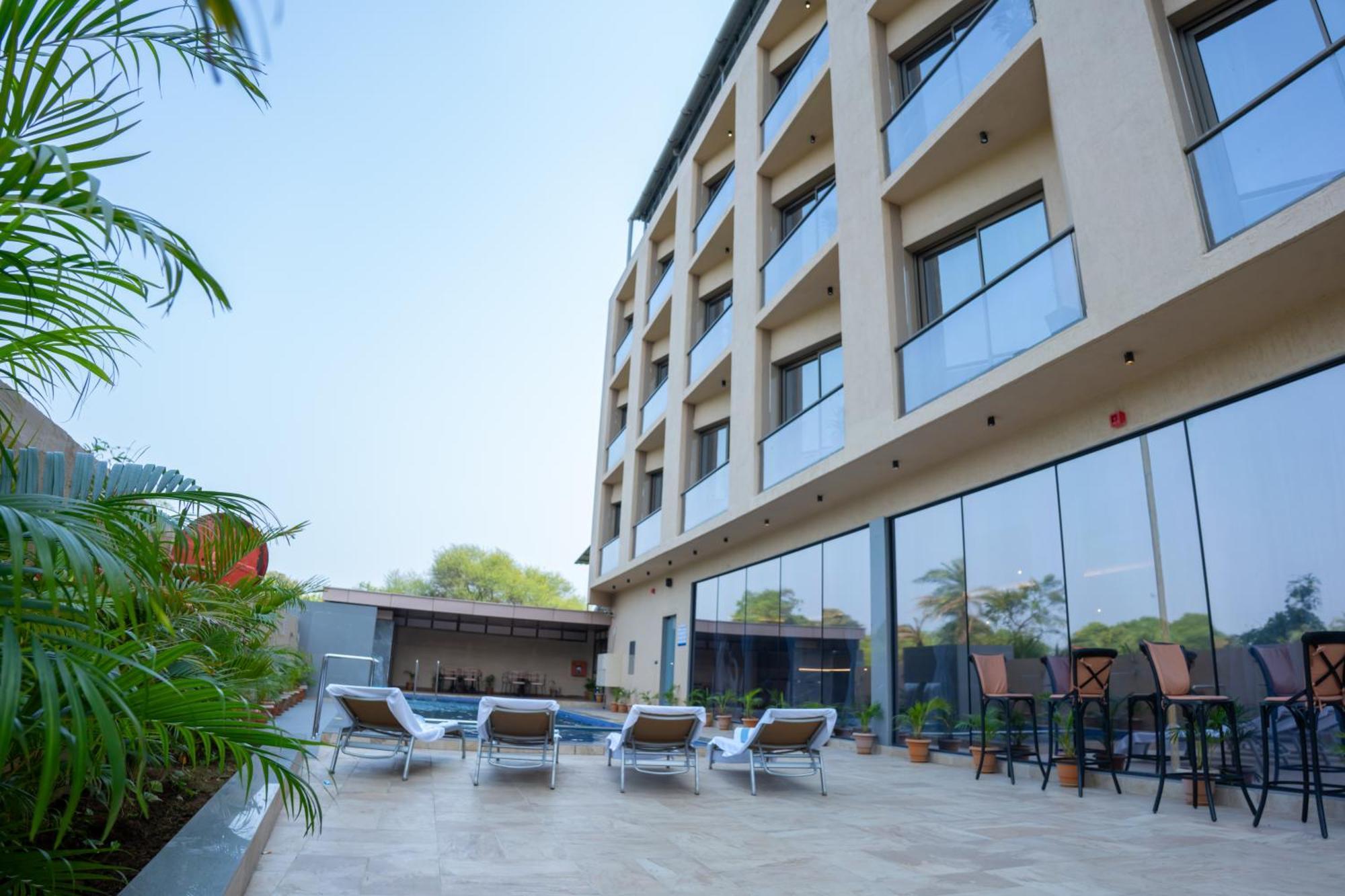 Pride Elite, Daman Hotel Kültér fotó