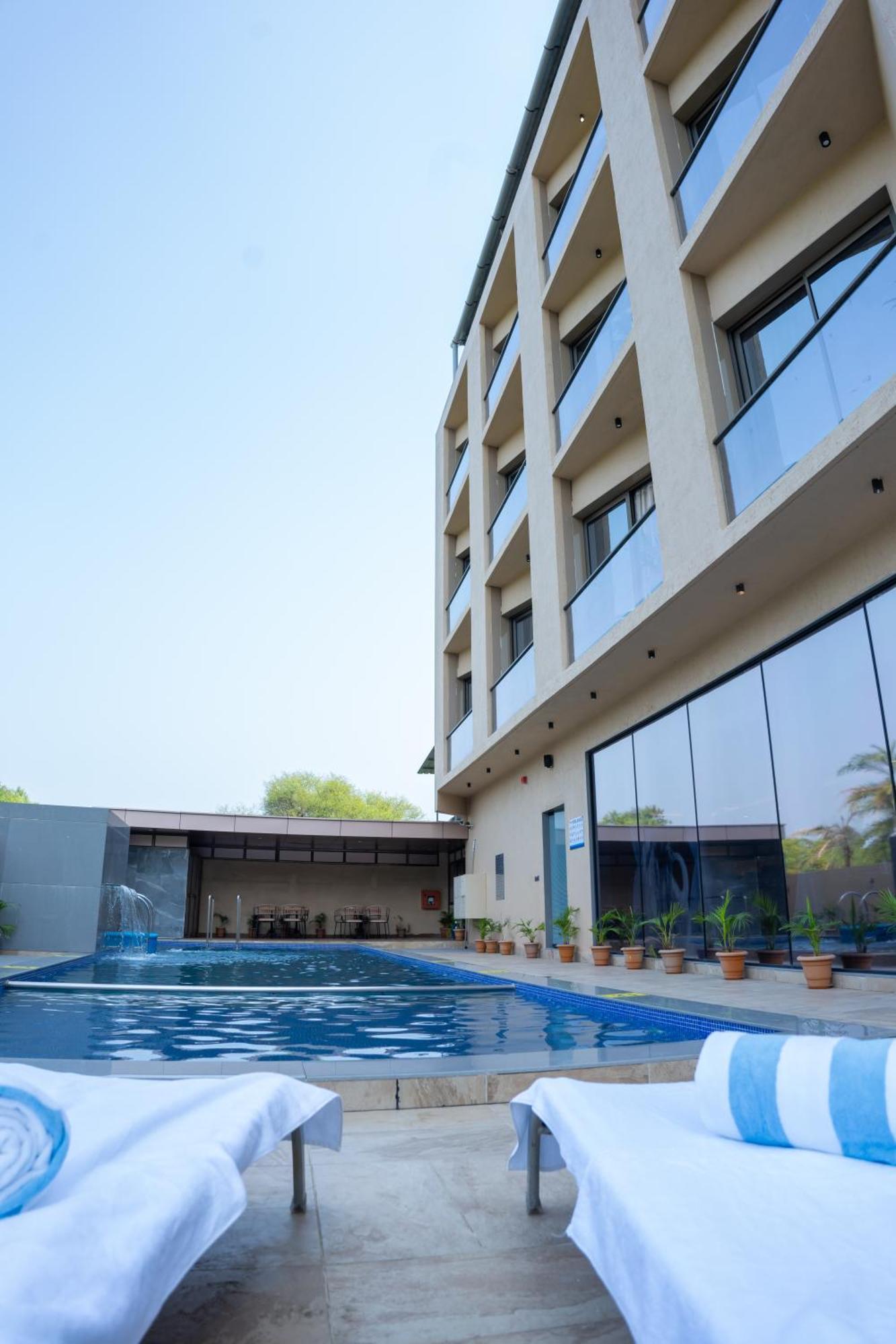 Pride Elite, Daman Hotel Kültér fotó