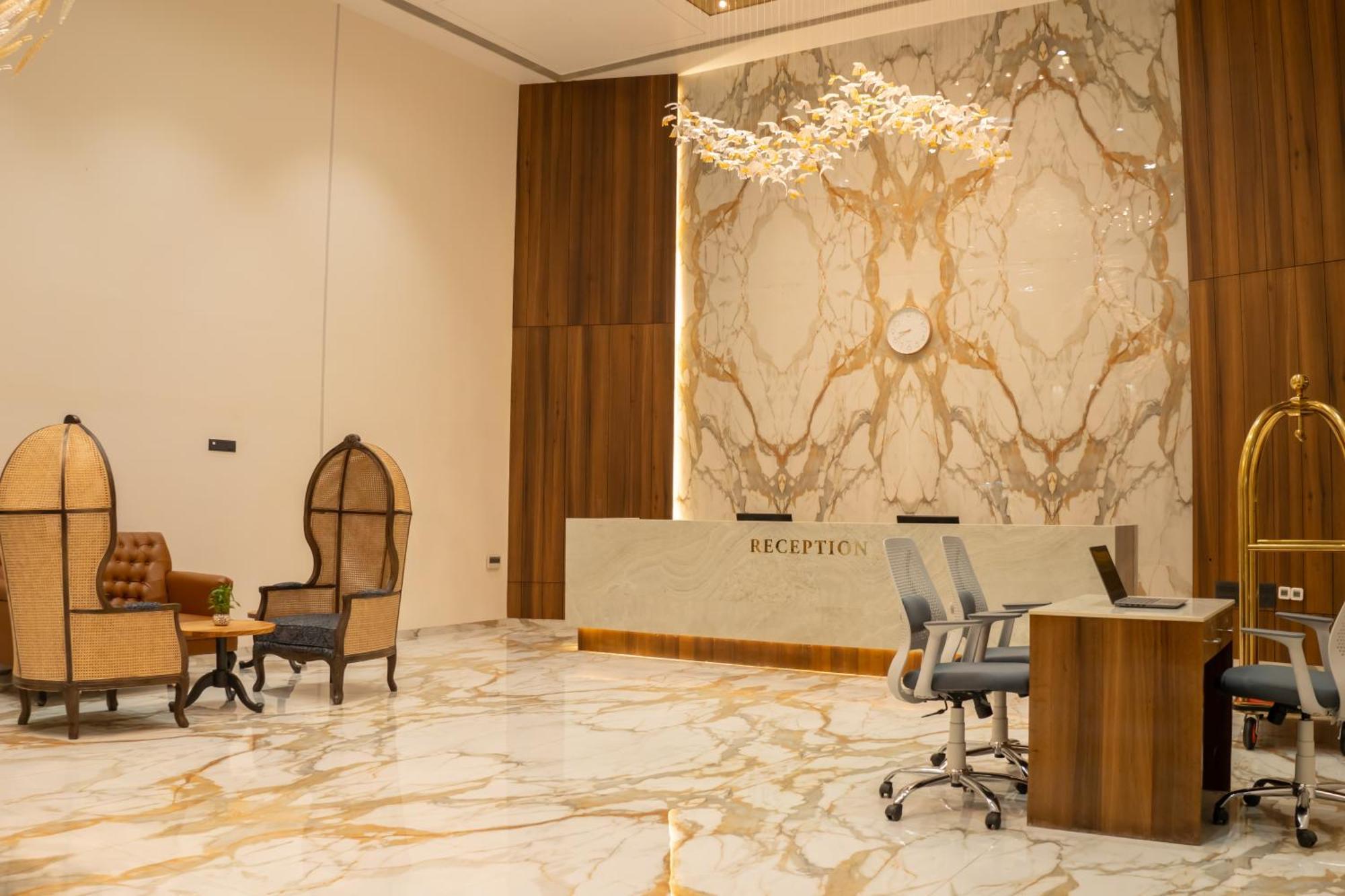 Pride Elite, Daman Hotel Kültér fotó